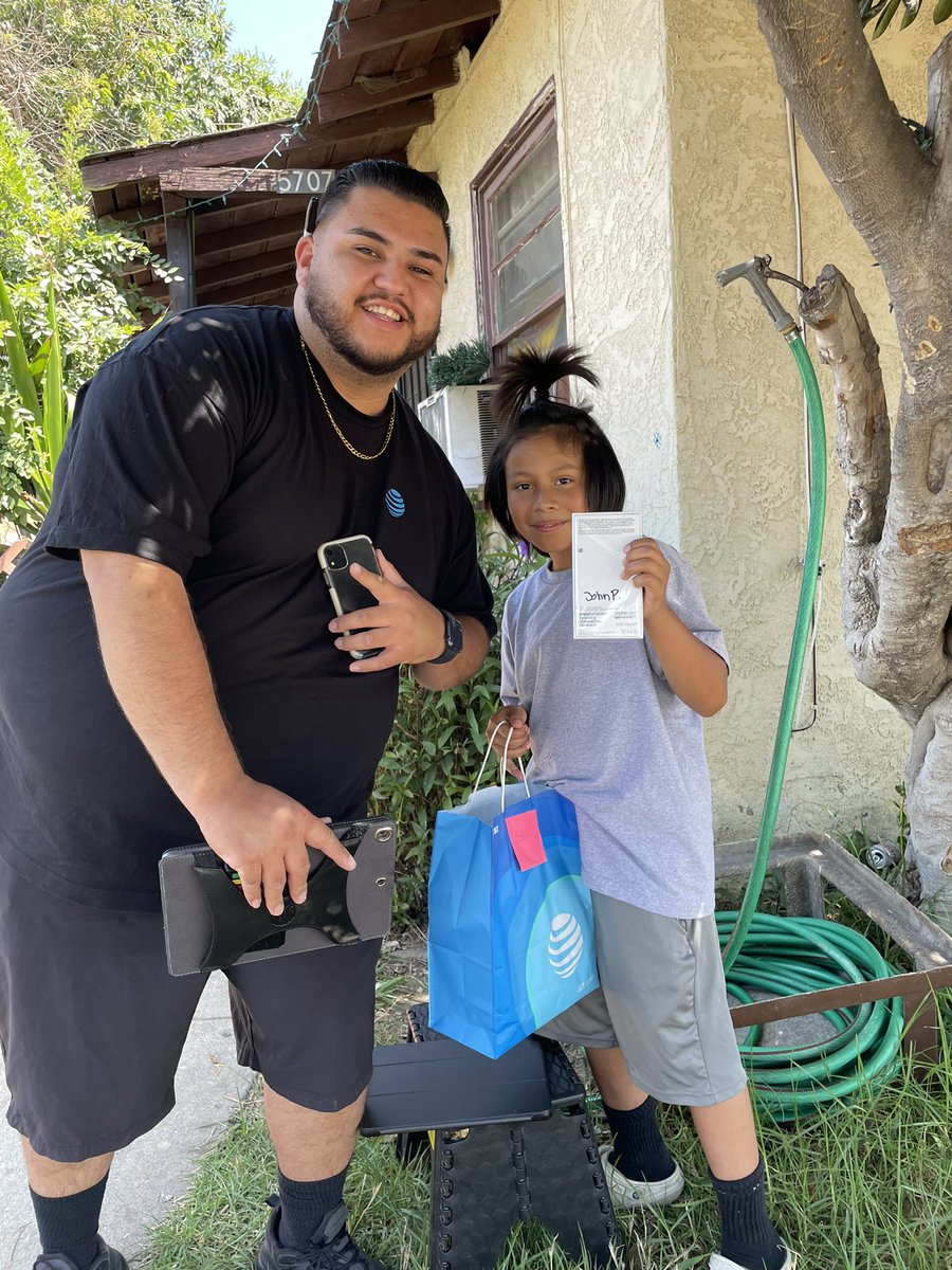 jimmysomIHX's tweet photo. Me: Did you wake up thinking you’ll get a new iPhone today? 

Jr: “No 😁 I get to play Fornite on PC &amp; my new iPhone now!”

1000 FIBER for gaming &amp; now on the go! 

Expert @AndyAndradeIHX presented top offers 

Jr gave his Dad the 🥹 look and that’s all it took! @AlfredoSoCal https://t.co/tRwh66DjJh