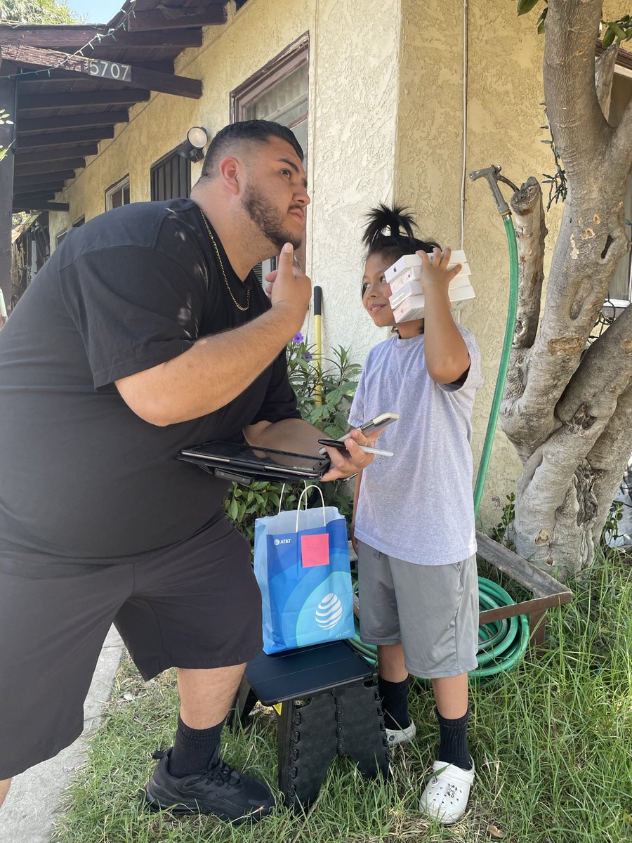 jimmysomIHX's tweet photo. Me: Did you wake up thinking you’ll get a new iPhone today? 

Jr: “No 😁 I get to play Fornite on PC &amp; my new iPhone now!”

1000 FIBER for gaming &amp; now on the go! 

Expert @AndyAndradeIHX presented top offers 

Jr gave his Dad the 🥹 look and that’s all it took! @AlfredoSoCal https://t.co/tRwh66DjJh
