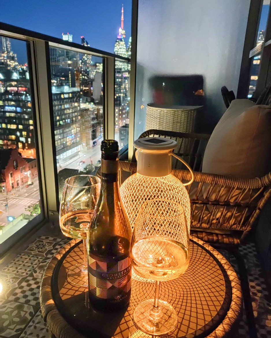 WineCollective's tweet photo. Mediterranean nights call for Mediterranean wines! The Lafazanis Geometria Assyrtiko is one of our favourite summer refreshers at the moment.  Made from the Greek grape Assyrtiko, it is lemony and mouth-wateringly delicious!

#summerwine #whitewine #greekwine #refreshing https://t.co/BAVh0Sgr2S