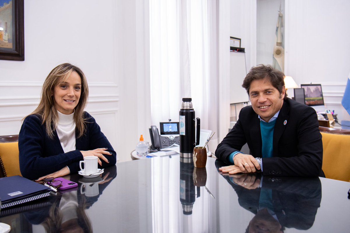MalenaGalmarini's tweet photo. Hoy me reuní junto al gobernador de la @BAProvincia, @Kicillofok, para seguir trabajando sobre las obras que llevamos adelante con @AySA_Oficial. Actualmente, estamos llevando adelante más de 1.400 obras de saneamiento y conexiones de agua potable con una inversión récord. https://t.co/lXA0FN7bqN