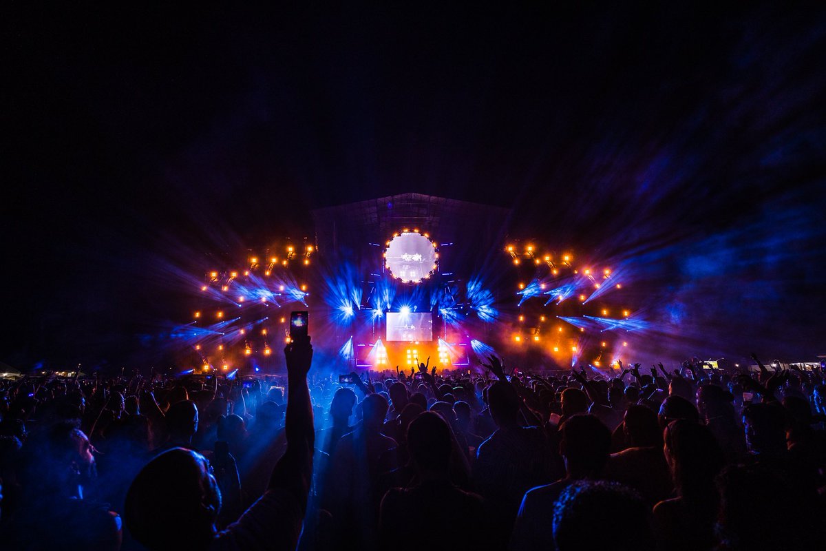 DreambeachFest's tweet photo. Nos han llevado directamente a tocar las estrellas, ¡Dimitri Vegas &amp; Like Mike siguen subiendo las revoluciones! 💫 https://t.co/DMq2RPQ8EN