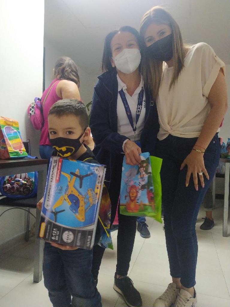 sacs_ve's tweet photo. En celebración del próximo Día del Niño, el equipo del Servicio Autónomo de Contraloría Sanitaria (SACS) entregó a los hijos e hijas de los trabajadores, cotillones, juguetes y demás regalos. https://t.co/M7b4Ll55pe
