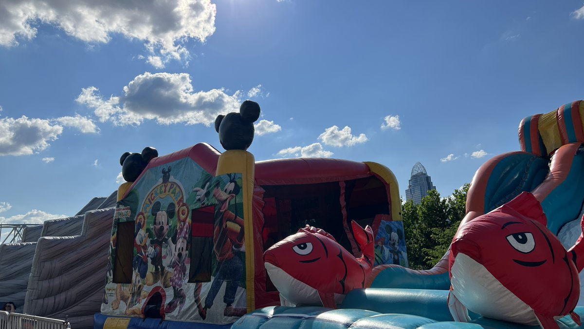 bbbfestcincy's tweet photo. Did you know there’s a fourth B? Bacon, bourbon, brew, and BOUNCE 🎪 Your kids will have a full day of bacon &amp; bounce houses!

✹Saturday, July 16: 12-11pm
✹Sunday, July 17: 12-9pm

🌟 FREE ADMISSION
📍 Newport’s Festival Park (Riverboat Row)
🔗 https://t.co/EQgjVpD2dU https://t.co/cD3BT9X81x