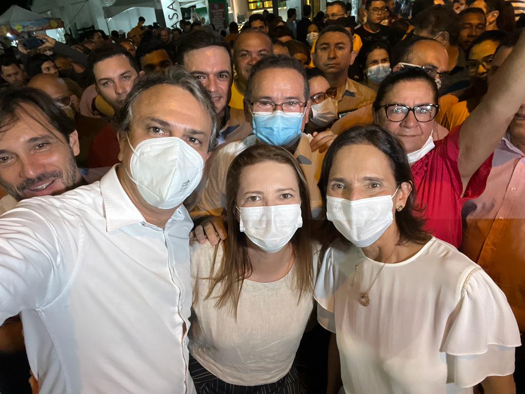 Na EXPOCRATO. <a href="/IzoldaCelaCe/">Izolda Cela</a> e <a href="/CamiloSantanaCE/">Camilo Santana</a> em meio aos abraços do povo querido do meu Ceará. Melhor pesquisa!