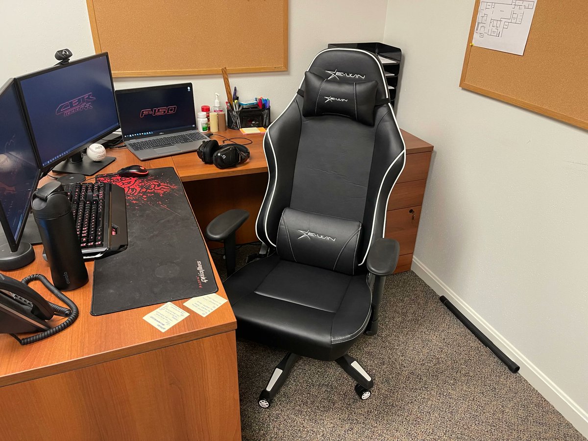 Ewin even fits your office corner so well💺

📸: <a href="/AsukaYen_OSRS/">AsukaYen_OSRS</a>