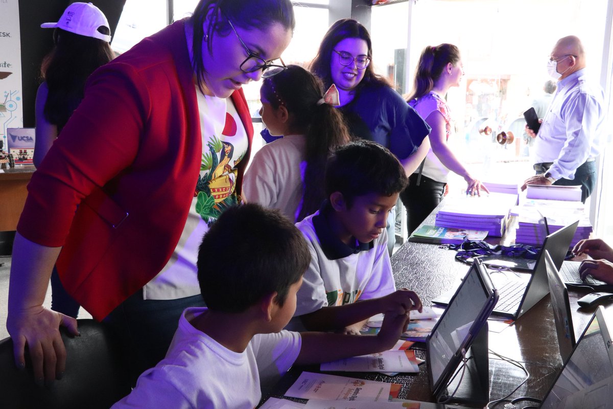 conacytparaguay's tweet photo. 👏 Los niños y las niñas estuvieron jugando con la pizarra mágica, además estuvieron visitando a los profesionales de Siembra Digital  que nos acompañaron el día de hoy en el stand del CONACYT en la Expo Mariano R. Alonso 🏅⚗️🔬 https://t.co/6p61oftkYG