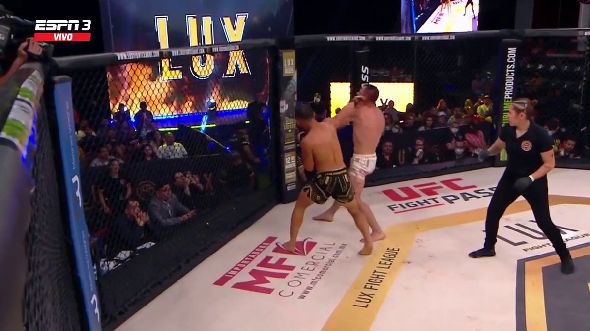 ESPNKnockOut's tweet photo. R3: ¡A LAS TARJETAS! 
Un último round muy peleado, Rodríguez intentó imponerse en lucha aunque el colombiano defendió perfecto a ras de lona. 
 
#ESPNKnockOut #LUX024 

🔥 EN VIVO 🔥
📺 @StarPlusLA https://t.co/S6GwqgpI1G