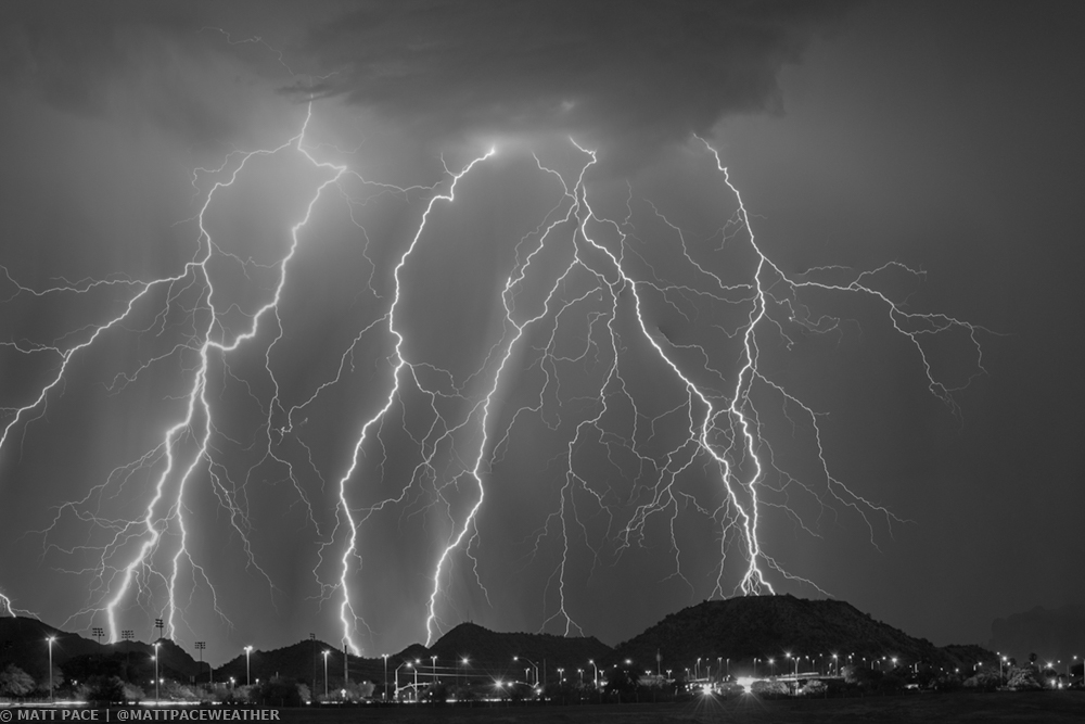 WeatherChitChat's tweet photo. An active night! Stacked lightning photo (three images with 30 second exposures) as a thunderstorm moved through the far East Valley of #Phoenix (view from NE #Mesa). #azwx #Monsoon2022 #firststack https://t.co/IAnco18Sx2