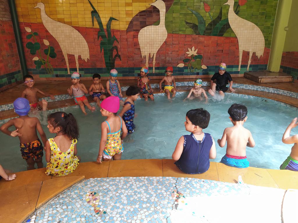 nidhitiwari818's tweet photo. Children of Nursery A taking part in various activities and getting a chance to practice what they are learning. #splashpool #mathconcepts #clayisfun #learningaboutcolours @ashokkp @y_sanjay @ShandilyaPooja @priyanka_vc @sdg4all @SDGsForChildren https://t.co/rRAYDrm6Az