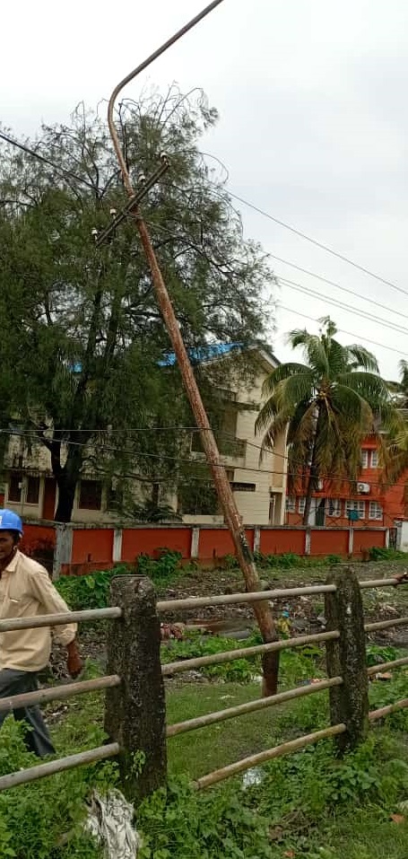 jitendra_narain's tweet photo. Cyclonic weather continue to damage power lines at various locations of Port Blair. Electricity men had tough time in rectifying lines on huge tree fall at Prem Nagar and behind court complex today. 
@MediaRN_ANI
 @Andaman_Admin https://t.co/jmsgedyQjV