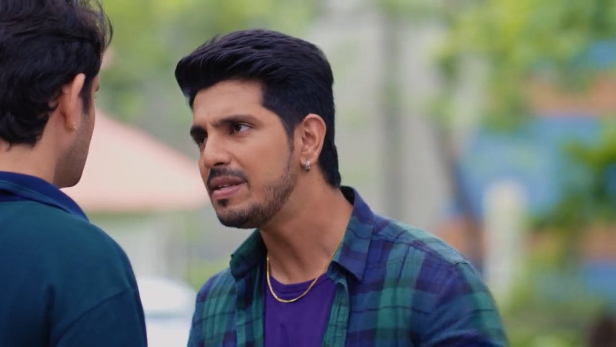SrushtiOza's tweet photo. Shiva was so worried about Krish. About whether Janardhan beat him up but this Krish was about to leave him stranded on the road & kept telling the auto driver to go. Shiva had to climb in while it was moving. Krish you insensitive fuck. #KrishPandya #ShivaPandya #PandyaStore https://t.co/rD3sv3VnBB