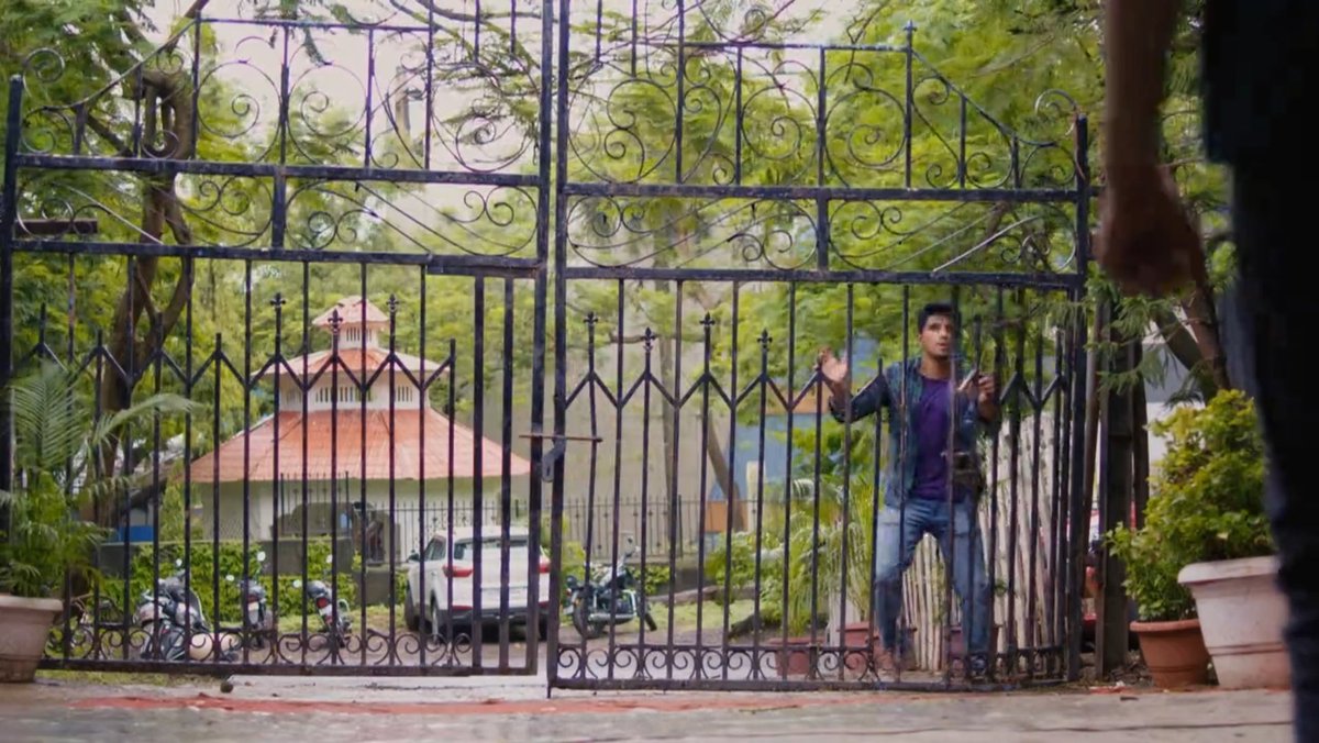 SrushtiOza's tweet photo. Shiva was so worried about Krish. About whether Janardhan beat him up but this Krish was about to leave him stranded on the road & kept telling the auto driver to go. Shiva had to climb in while it was moving. Krish you insensitive fuck. #KrishPandya #ShivaPandya #PandyaStore https://t.co/rD3sv3VnBB