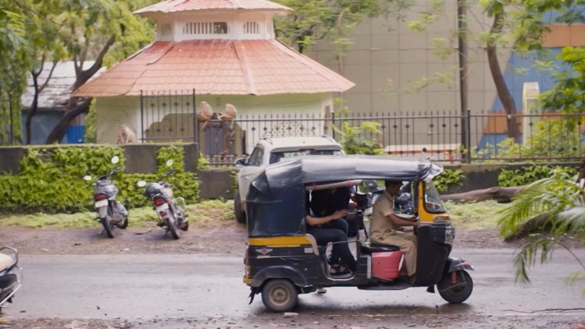 SrushtiOza's tweet photo. Shiva was so worried about Krish. About whether Janardhan beat him up but this Krish was about to leave him stranded on the road & kept telling the auto driver to go. Shiva had to climb in while it was moving. Krish you insensitive fuck. #KrishPandya #ShivaPandya #PandyaStore https://t.co/rD3sv3VnBB