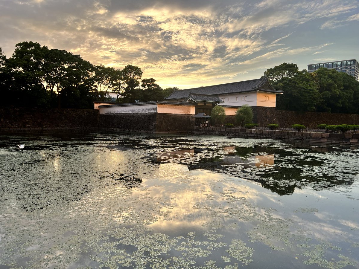 【夕焼けの大手門🌇】　
先日撮影した大手門。夕日との美しいコラボレーションに目を奪われました。あっという間に週末ですね。雨が降ったり止んだりしております。外出の際は🌂をお忘れなく！
＃雨　#週末　＃夕焼け　＃大手門