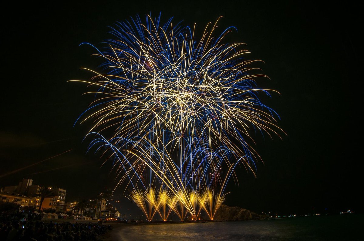 🎁🎆 Del 22 al 26 se celebren el 50è Concurs dels <a href="/focsblanes/">Focs de Blanes</a>, i per això tenim un regal fabulós: visita al port de Blanes i la subasta de peix, un viatge en vaixell i un lot de 2 ampolles de cava.

📲 Només heu de fer RT d'aquesta piulada. Teniu de temps fins les 8 del matí!