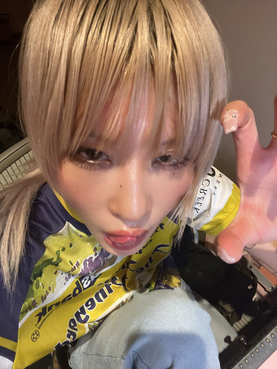 bbygirlsclub's tweet image. living in this terrible terrible place called my MIND!