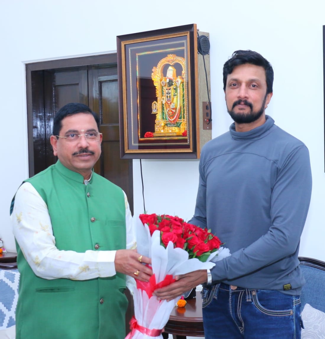 JoshiPralhad's tweet photo. ಇಂದು ದೆಹಲಿಯ ನನ್ನ ನಿವಾಸಕ್ಕೆ ಕನ್ನಡದ ಖ್ಯಾತ ಚಿತ್ರ��ಟ @KicchaSudeep ಅವರು ಭೇಟಿ ನೀಡಿ ವಿವಿಧ ವಿಚಾರಗಳ ಬಗ್ಗೆ ಮಾತುಕತೆ ನಡೆಸಿದರು.
13 ವರ್ಷಗಳ ನಂತರ ದೆಹಲಿಗೆ ಭೇಟಿ ನೀಡುತ್ತಿರುವ ಸುದೀಪ್ ಅವರು, ಕಲೆ ಸಂಸ್ಕೃತಿ ಮತ್ತು ಸಾಮಾಜಿಕ‌ ಚಟುವಟಿಕೆಗಳ ಬಗ್ಗೆ ಚರ್ಚಿಸಿದರು. https://t.co/ncRvbVkKfX