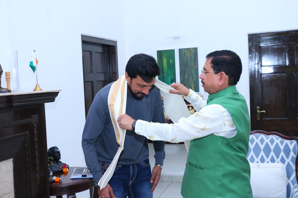 JoshiPralhad's tweet photo. ಇಂದು ದೆಹಲಿಯ ನನ್ನ ನಿವಾಸಕ್ಕೆ ಕನ್ನಡದ ಖ್ಯಾತ ಚಿತ್ರ��ಟ @KicchaSudeep ಅವರು ಭೇಟಿ ನೀಡಿ ವಿವಿಧ ವಿಚಾರಗಳ ಬಗ್ಗೆ ಮಾತುಕತೆ ನಡೆಸಿದರು.
13 ವರ್ಷಗಳ ನಂತರ ದೆಹಲಿಗೆ ಭೇಟಿ ನೀಡುತ್ತಿರುವ ಸುದೀಪ್ ಅವರು, ಕಲೆ ಸಂಸ್ಕೃತಿ ಮತ್ತು ಸಾಮಾಜಿಕ‌ ಚಟುವಟಿಕೆಗಳ ಬಗ್ಗೆ ಚರ್ಚಿಸಿದರು. https://t.co/ncRvbVkKfX