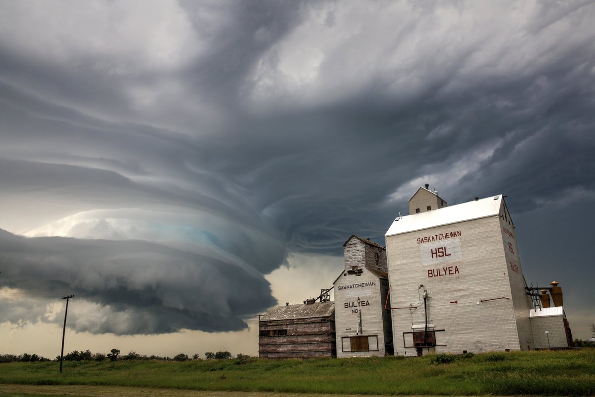Skstormchaser's tweet photo. Top three shot for sure from tonight.  What an amazing storm and structure.  Almost got to pet a tornado as well so that was fun. #skstorm https://t.co/qhE4wl7XBm