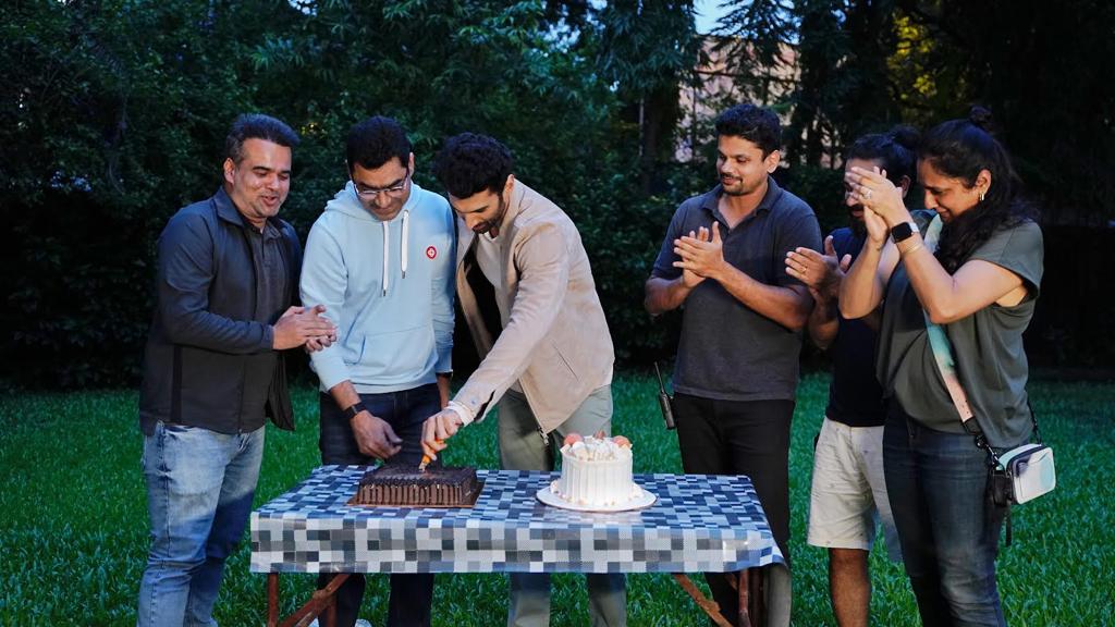 Cine1Studios's tweet photo. A wonderful journey has arrived at its finish line! It’s a shoot wrap for #Gumraah

#AdityaRoyKapur @mrunal0801 @PintoVedika #VardhanKetkar @RonitBoseRoy @MuradKhetani #BhushanKumar #KrishanKumar @AnjumKhetani  @TSeries @aseem_arora #ShivChanana https://t.co/M53erZ4WJF