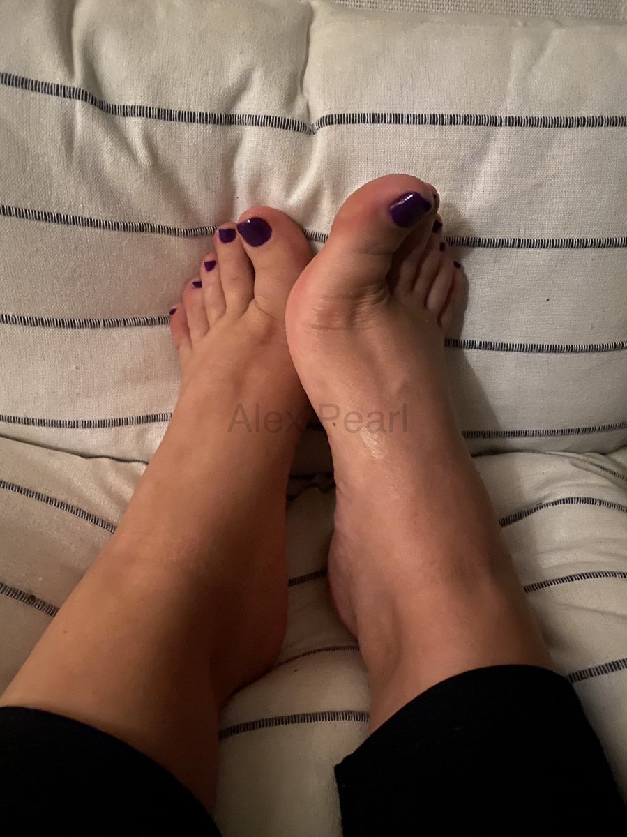 AlexPea72713790's tweet photo. Who wants to massage these tired feet after 12 hours shift?? They are so smelly! DM for private pics, videos, socks and shoes for sale! ❤️ $alexpearl11 #toes #soles #smellyfeet #feet #feetpicsforsales #feetfethish #feettribute #goddess #worshipfeet https://t.co/vtZM4806fW