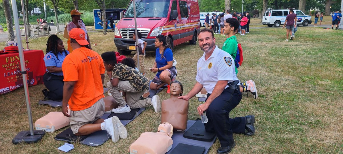 NYPDQueensSouth's tweet photo. About last night! Queens residence had a great time at Camping in the Park with the QS Officers. We pitched tents, canoed, enjoyed the foam, helped the kids learn basic CPR and made it #Anight2Remember #copsandkids #nature #teamwork #somethingdifferent @NYPDnews https://t.co/yFLdSOIFNF
