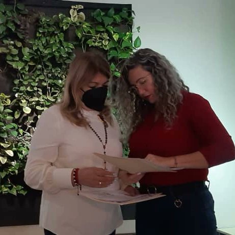 Con gran cariño y como Presidenta del Poder Legislativo Regional hice entrega de la Condecoración Honor al Mérito en el Trabajo por su desempeño realizado al frente del Ministerio del Poder Popular para la Eduación @MPPEDUCACION a mi amiga <a href="/_LaAvanzadora/">Yelitze Santaella</a> en su visita al Táchira.