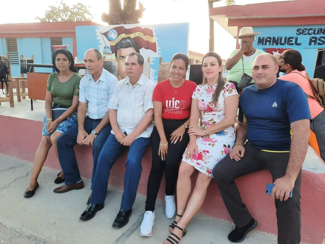 AylinAlvarezG's tweet photo. En el patio de la secundaria básica Manuel Ascunce recién reparada del consejo popular Agüero Mar Verde (Santiago de #Cuba) las autoridades rinden cuenta del avance de las transformaciones en esta comunidad. Se trata de un movimiento que genera participación popular. @DiazCanelB https://t.co/n5Ejw2zwrX