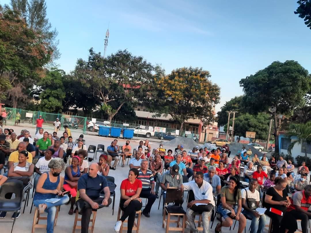 AylinAlvarezG's tweet photo. En el patio de la secundaria básica Manuel Ascunce recién reparada del consejo popular Agüero Mar Verde (Santiago de #Cuba) las autoridades rinden cuenta del avance de las transformaciones en esta comunidad. Se trata de un movimiento que genera participación popular. @DiazCanelB https://t.co/n5Ejw2zwrX