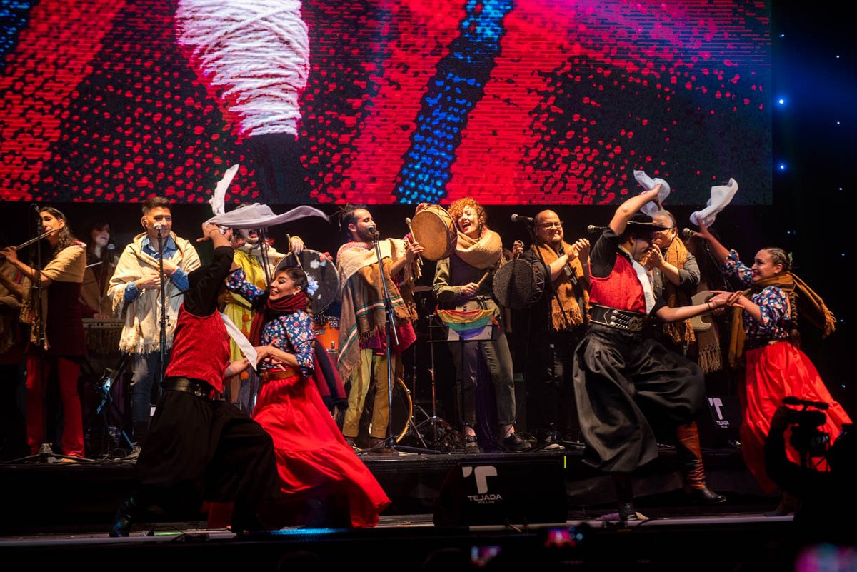 casacatamarca's tweet photo. EL PONCHO 2022 LEVANTÓ EL TELÓN 🎉
Con gran despliegue escénico y la participación de más de 200 #artistas en el escenario Jorge “Negro” Herrera del salón principal del #PredioFerial, se inauguró la 51º edición de la Fiesta Nacional del Poncho 2022.
Más: https://t.co/Kf0Jo3Eti8 https://t.co/pGU1olmChj