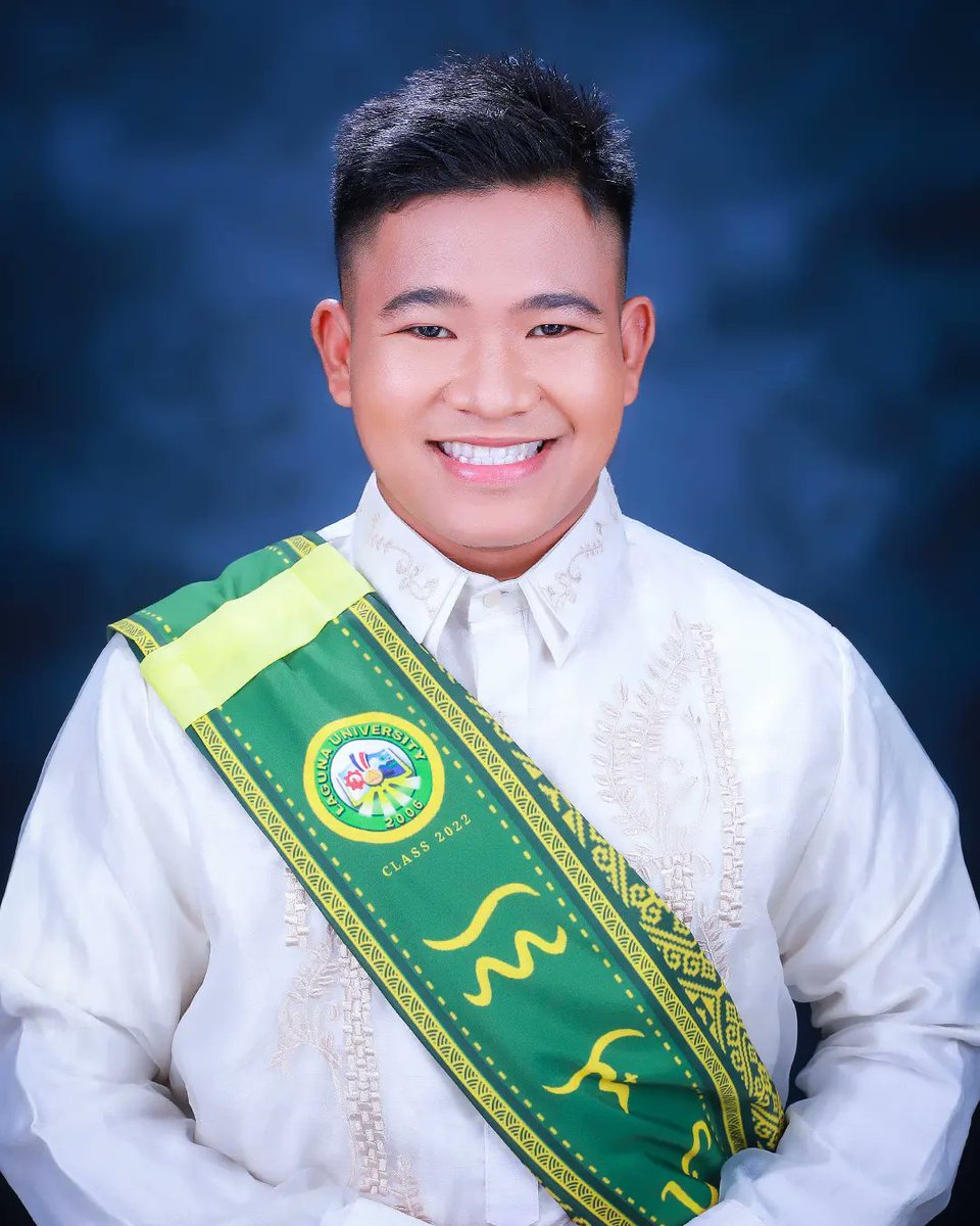 IamJustin_E's tweet photo. I made it! 💙🎓😭 https://t.co/sSEzzPR8u5