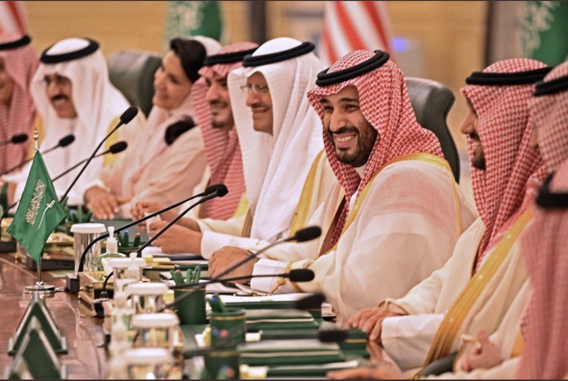 bin_bde3's tweet photo. #السعودية_العظمى
#ولي_العهد 
#الأمير_محمد_بن_سلمان 

ابو سلمان يامر وامره  نلبيه
لو يبينا نشيل طويق نشتاله

مَنطَقه زاد فكر  ونظرته  توجيه
معجزة عصر  يكفي شرح وإطاله

نيل شبه الجزيرة  ودي اسميه
من حداه  الضمى  ينزل على جاله

يعمد المستحيل ولاحدٍ  يثنيه
كلما صعب شي  شرب فنجاله https://t.co/p0mQBTzG2M