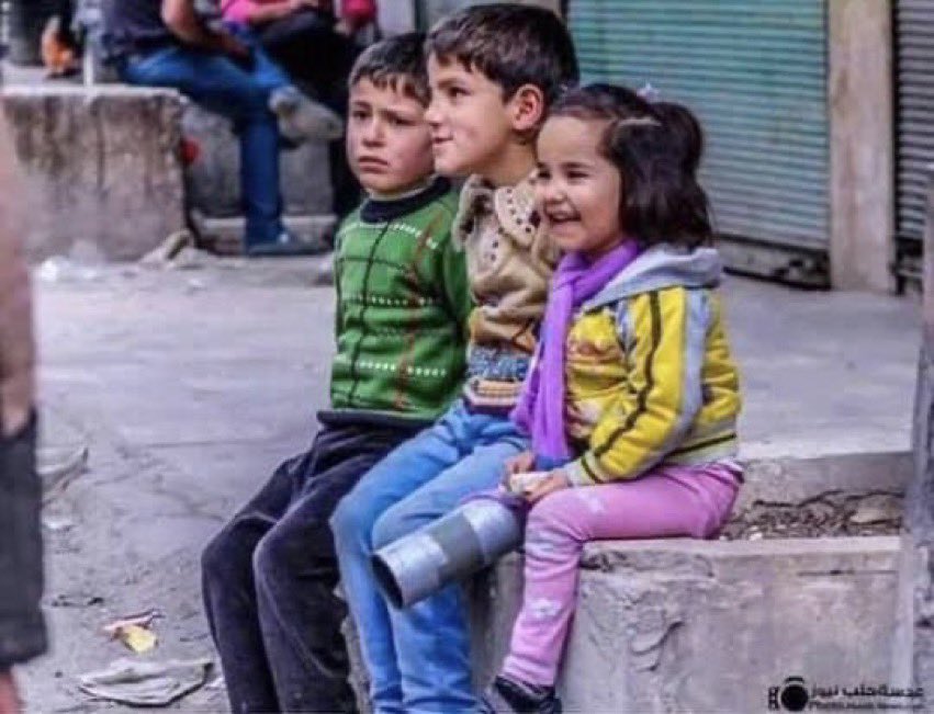 طفله مفعمه بالحياه وتضحك رغم الاوجاع بعد ان بترت ساقيها
اما آن لنا ان نبتسم ونحمد الله على الصحه والعافيه

 #صباح_الخير