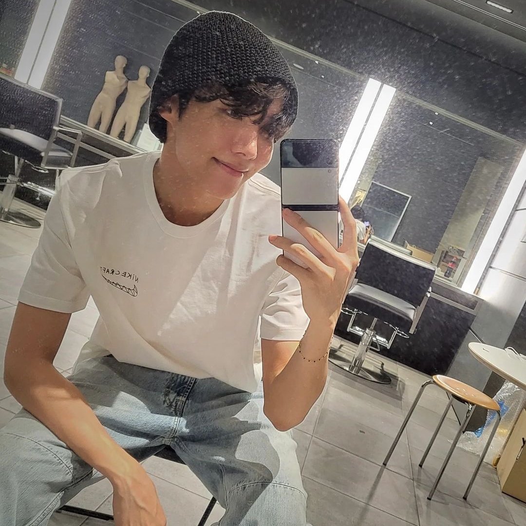 army_argentin's tweet photo. #NuevaFotoDePerfil apoyando a mi solecito Jhope #JackInTheBox https://t.co/41FLCci5MQ