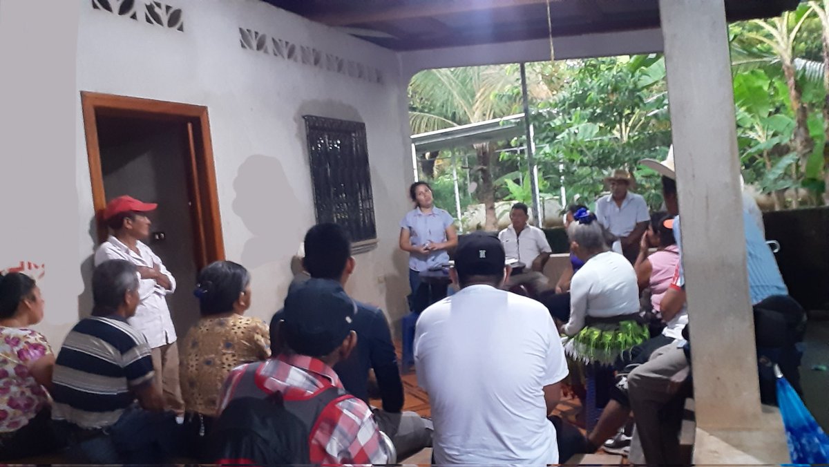 SanCodeca's tweet image. Comunidad sector San Luis Asintal, saqueo económico de parte de ENERGUATE, hacen camino para la construcción del Estado Plurinacional y la recuperación de bienes comunes.@mov_en @UrbanaCodeca @