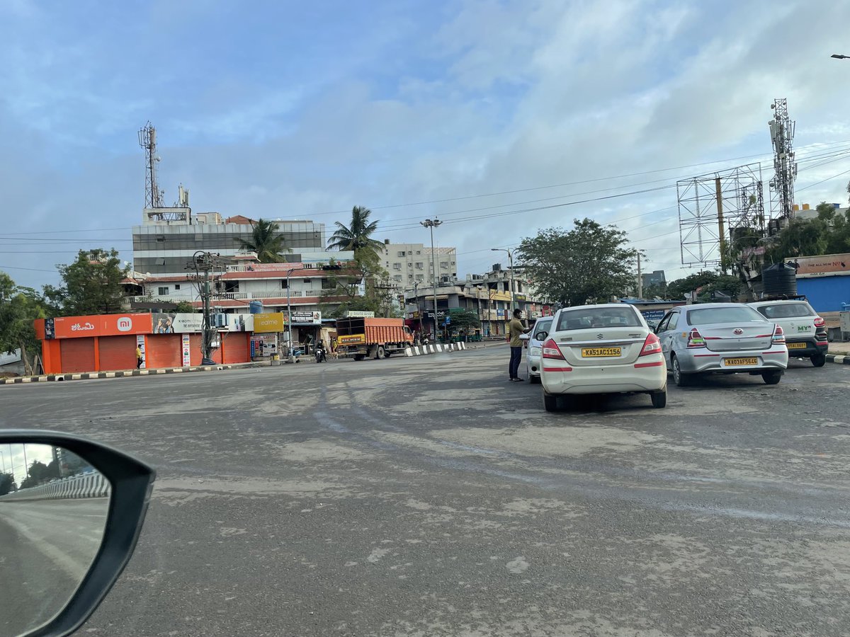 adarshpete's tweet photo. ⁦@WFRising⁩ ⁦@AddlCPTraffic⁩ the newly opened Kundanhalli underpass used as parking lots in the night by cabs, buses and trucks. By the time photo was taken 1 row of cars disappeared, or else it is 3 rows, to take a turn one needs to go in the middle of the flyover https://t.co/2eqPrHFoJX