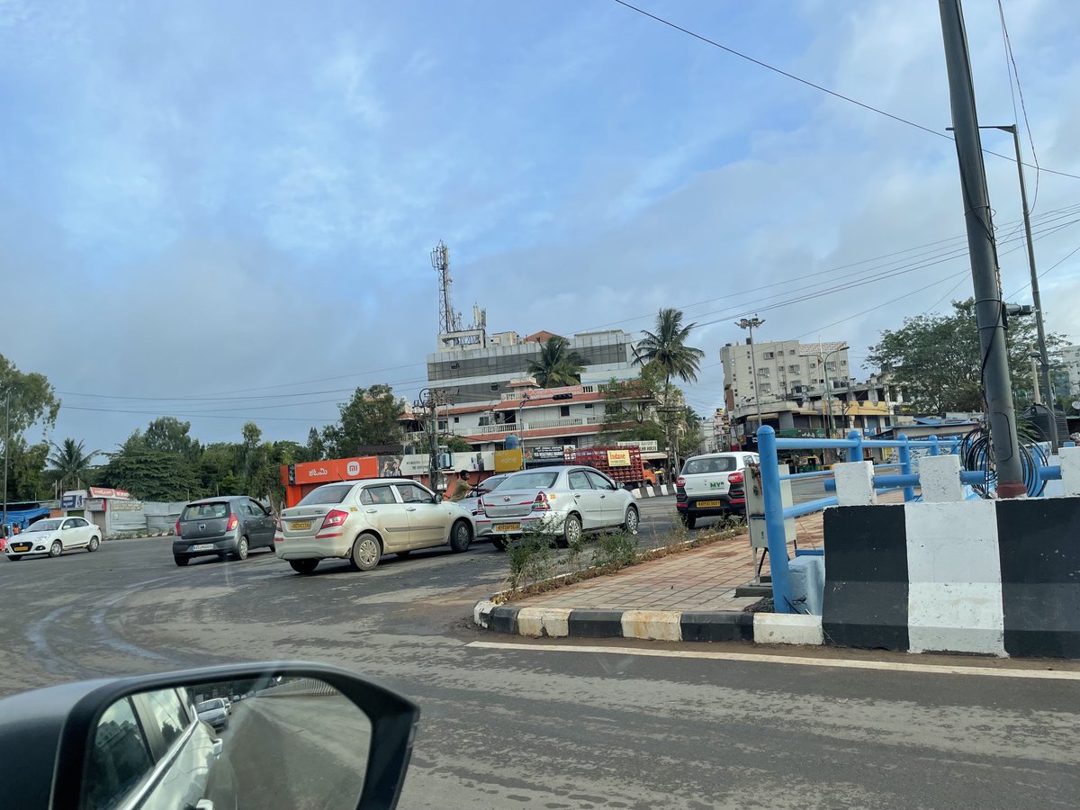 ⁦<a href="/WFRising/">Whitefield Rising</a>⁩ ⁦@AddlCPTraffic⁩ the newly opened Kundanhalli underpass used as parking lots in the night by cabs, buses and trucks. By the time photo was taken 1 row of cars disappeared, or else it is 3 rows, to take a turn one needs to go in the middle of the flyover