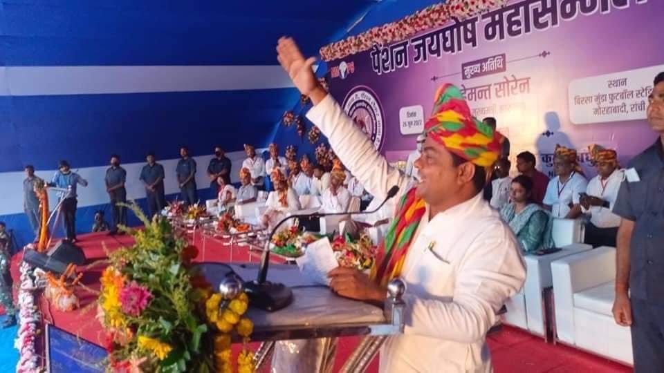 NmopsInd's tweet photo. झारखण्ड कैबिनेट में पुरानी पेंशन बहाली पर लगी मुहर,लाखों कर्मचारियों में ख़ुशी की लहर,मुख्यमंत्री @HemantSorenJMM ज़िंदाबाद के लग रहे नारे,आज सभी जनपद से कर्मचारी रंग गुलाल उड़ाकर करेंगे स्वागत। @vijaykbandhu @VIKRANT62285876 https://t.co/KAyJGYr18w