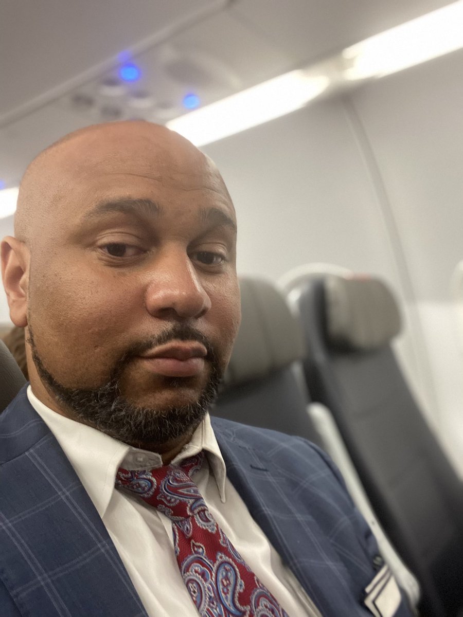 Esquiremoore's tweet photo. Seattle bound for yet another @nationalbar presidential trip! #TravelsWithThePrez #AAJ #SummerConvention #CEM79 #NBA79 https://t.co/w1SZznhYRu