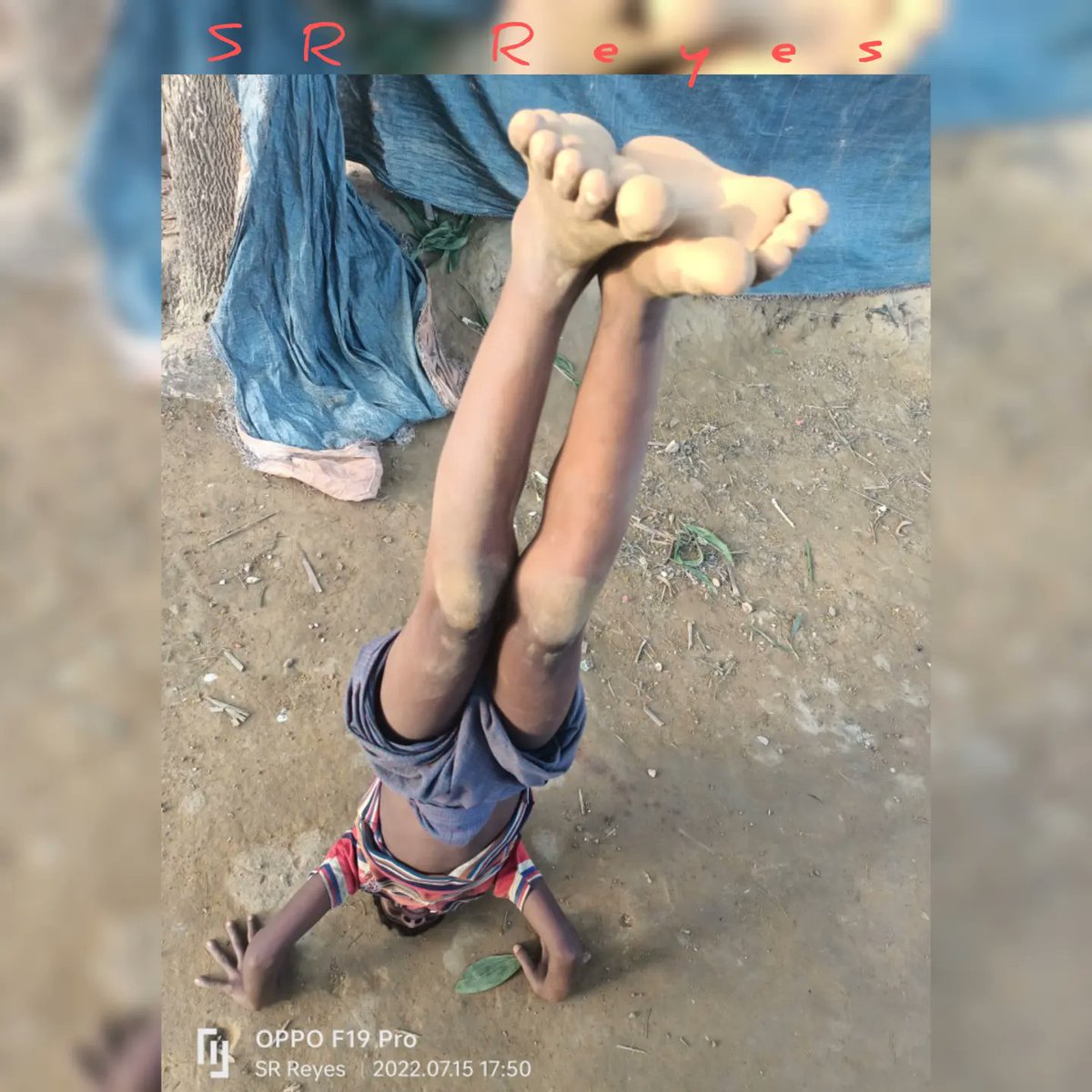 SRReyes22's tweet photo. A rohingya boy. It's an outstanding talent and he can stand with his head 35 minutes one time . 
Encourage all our children what they want to do and allow them to find their ways.
#rohingyarefugee 
#Rohingyayouthisourfuture 
#rohingyaphotography 
#rohingya_genocide
#Srreyes/Team https://t.co/XQuVrqRACI