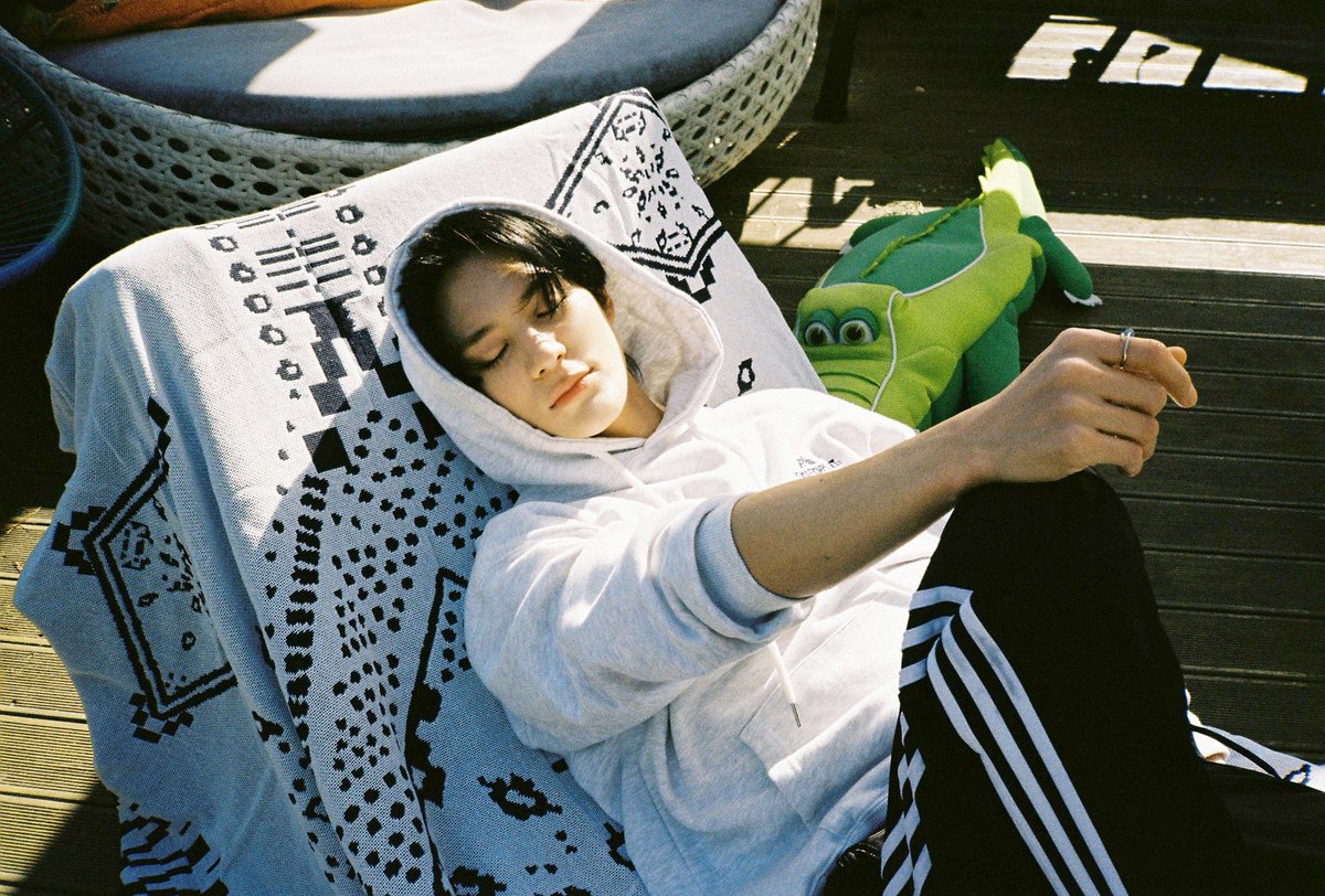 hourly jeno 👑 tweet media