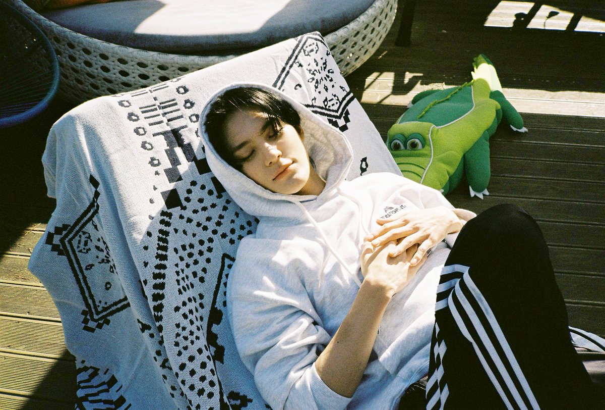 hourly jeno 👑 tweet media