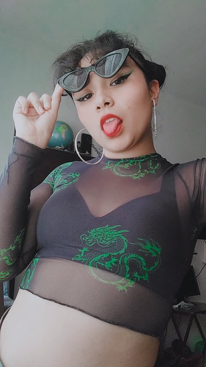 KatwiggyT's tweet photo. Q de "Que reinona" 💅🏻👑 #latina #outfit #18 @VecinasLatinas #sexy #bitch 
https://t.co/oQ0bJuDLYM https://t.co/QRut0gq5fM