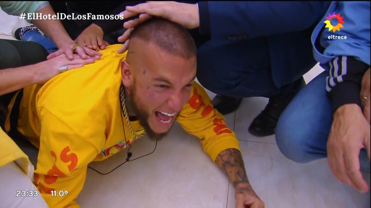 lucasemma94's tweet photo. Yo estuve como Alex está semana, no se terminaba más la semana #NOTERMINAMAS 
#ElHotelDeLosFamosos https://t.co/NI7oHw6icn