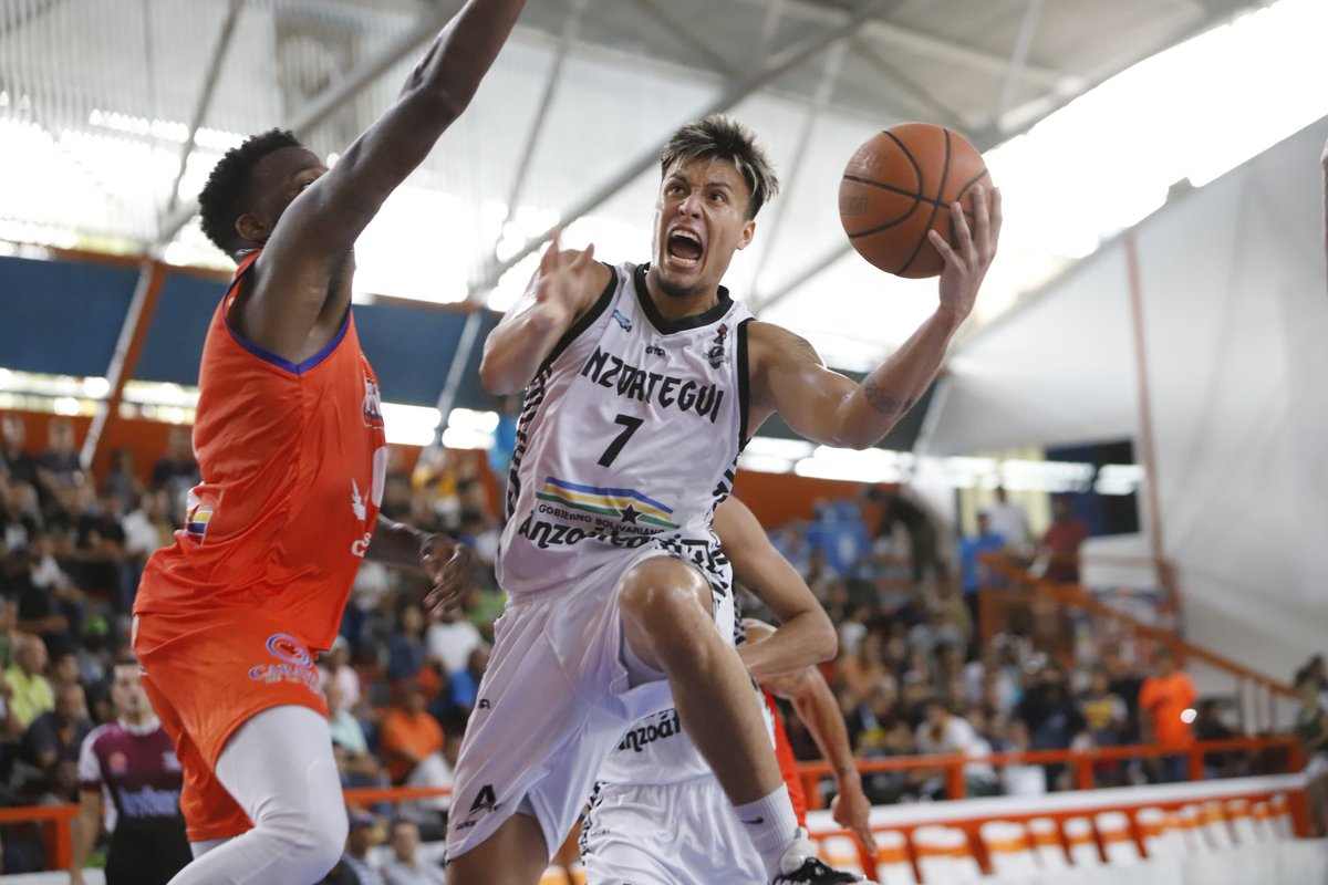 La #ArmaduraAnzoatiguense finalizó este viernes su serie de dos partidos ante Cangrejeros de Monagas con victoria 83-82 en el Gimnasio Gilberto Roque Morales de Maturín, José Materan fue el mejor jugador por Gladiadores de Anzoátegui con 17 Pts.
