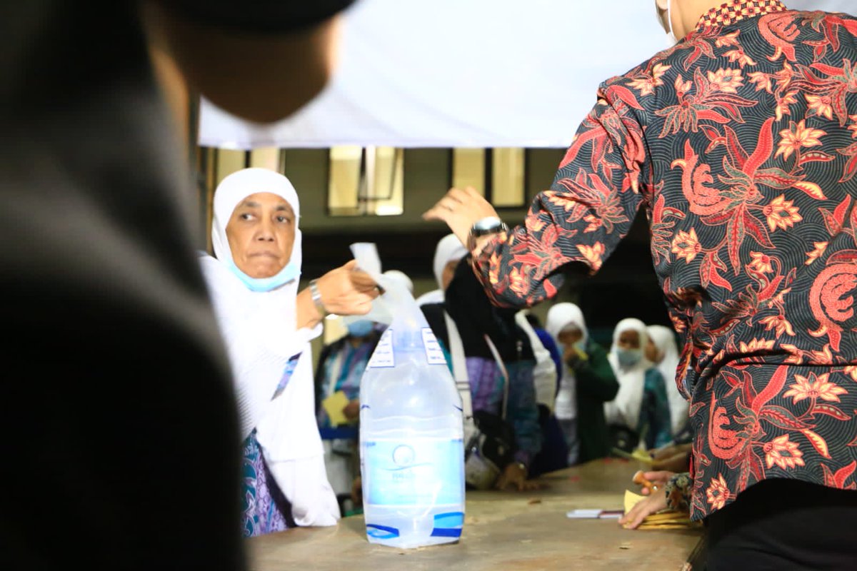 RadioElshinta's tweet photo. Tiba di asrama haji Bekasi, jemaah kloter 1 Embarkasi Jakarta - Bekasi (JKS 1) mendapat 5 liter air Zamzam dan Kartu Kewaspadaan Kesehatan Jemaah Haji (K3JH) 

Semoga jemaah sehat selalu dan mabrur. Aamiin

via @Kemenag_RI 
#LiputanHajiElshinta2022
https://t.co/uTDBuRxDlx
