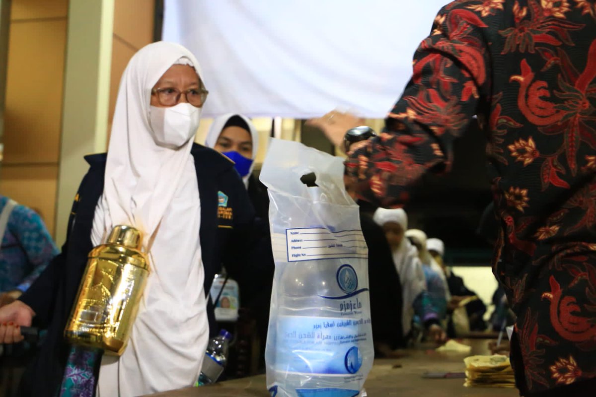 RadioElshinta's tweet photo. Tiba di asrama haji Bekasi, jemaah kloter 1 Embarkasi Jakarta - Bekasi (JKS 1) mendapat 5 liter air Zamzam dan Kartu Kewaspadaan Kesehatan Jemaah Haji (K3JH) 

Semoga jemaah sehat selalu dan mabrur. Aamiin

via @Kemenag_RI 
#LiputanHajiElshinta2022
https://t.co/uTDBuRxDlx