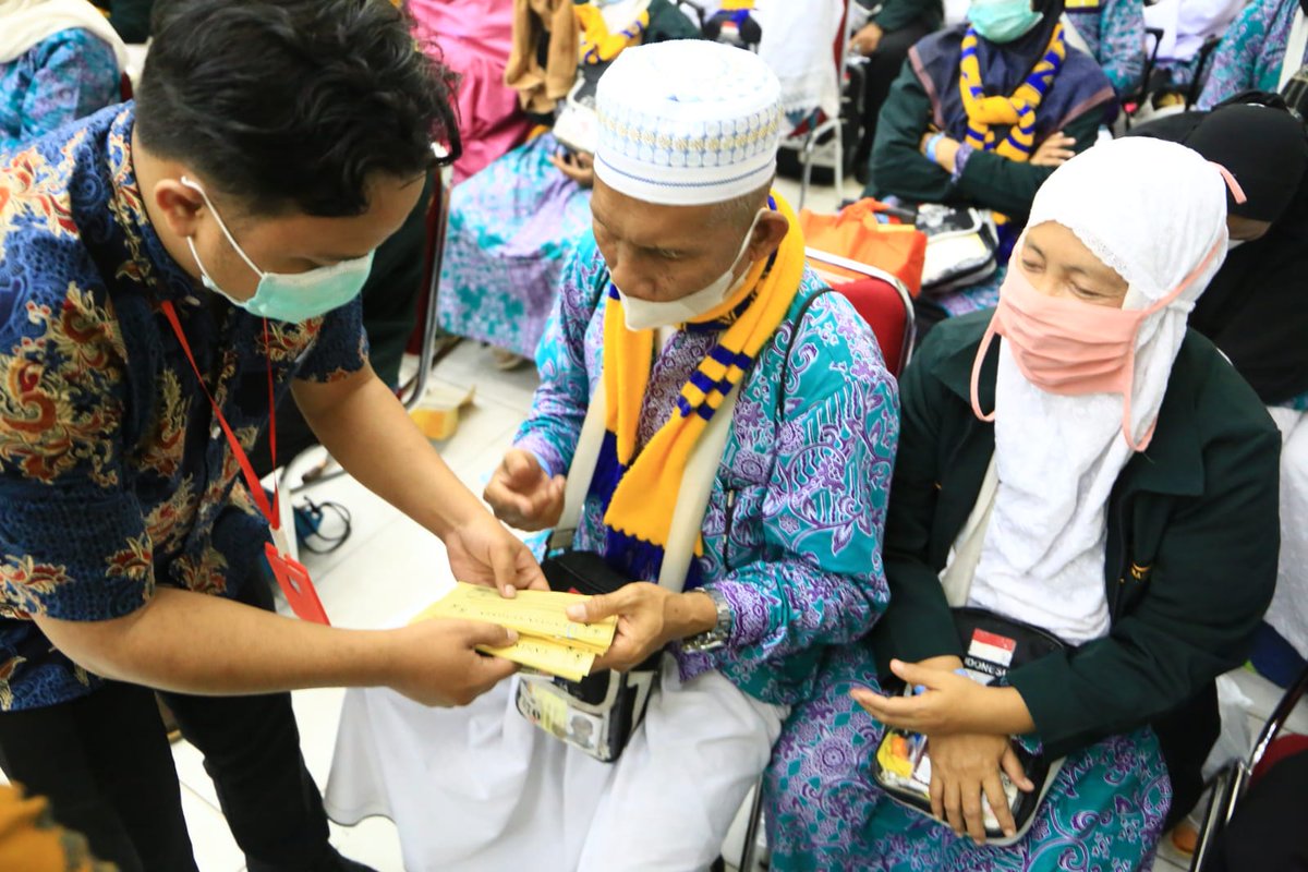 RadioElshinta's tweet photo. Tiba di asrama haji Bekasi, jemaah kloter 1 Embarkasi Jakarta - Bekasi (JKS 1) mendapat 5 liter air Zamzam dan Kartu Kewaspadaan Kesehatan Jemaah Haji (K3JH) 

Semoga jemaah sehat selalu dan mabrur. Aamiin

via @Kemenag_RI 
#LiputanHajiElshinta2022
https://t.co/uTDBuRxDlx