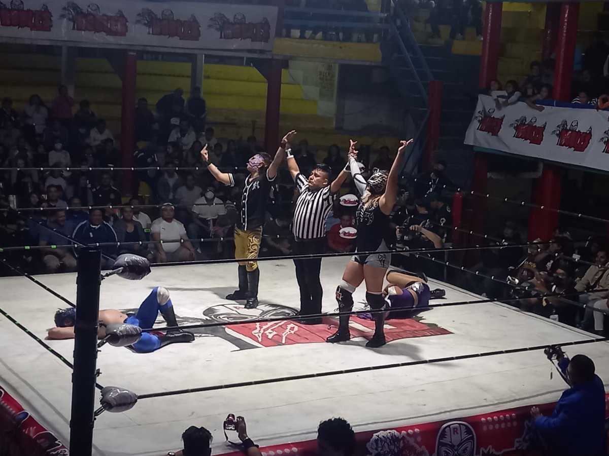 LaTijeraLucha's tweet photo. En batalla del parejas mixtas la dupla de #Sagittarius y #Moria se logra imponer a la pareja de #Aleidis y #Drolux una contienda bastante reñida con potencia dónde ambas esquinas mostraron su poderío, al final la resistencia y poderes fue suficiente para salir avante.
#latijera https://t.co/5KddVL1Fkc