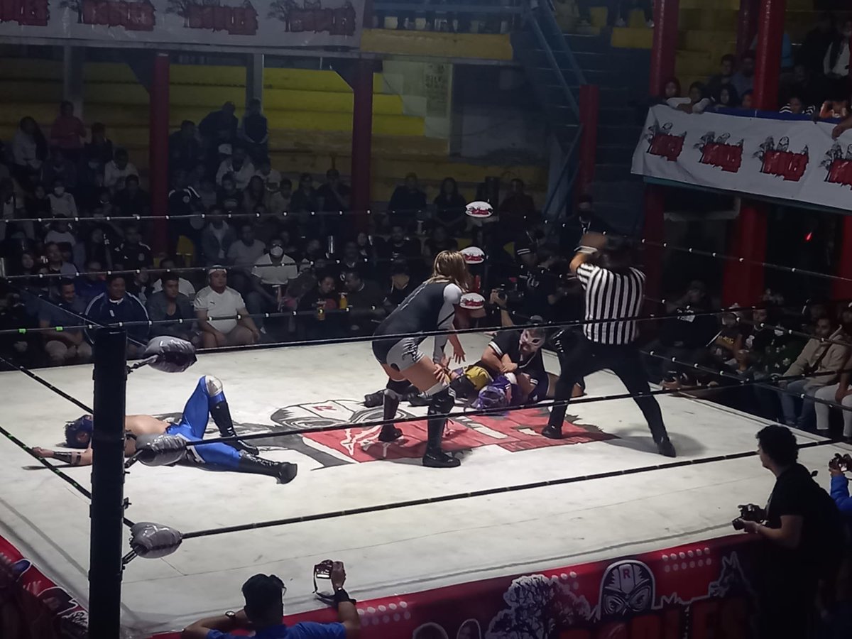 LaTijeraLucha's tweet photo. En batalla del parejas mixtas la dupla de #Sagittarius y #Moria se logra imponer a la pareja de #Aleidis y #Drolux una contienda bastante reñida con potencia dónde ambas esquinas mostraron su poderío, al final la resistencia y poderes fue suficiente para salir avante.
#latijera https://t.co/5KddVL1Fkc